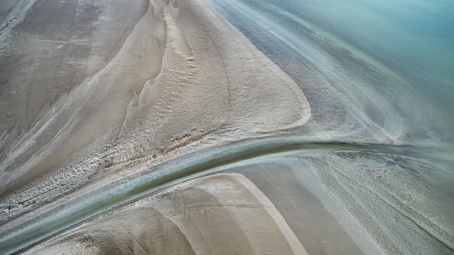 Edward Burtynsky, Tuz Gölleri #3, Tuz Gölü’nün Güneydoğusu, Gölyazı, Konya, Türkiye, 2022. Sanatçı ve Borusan Çağdaş Sanat Koleksiyonu izniyle